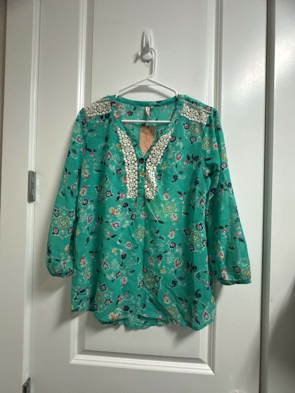 Women’s Red Camel Bombay Road Blouse Size S Green Floral Crochet
